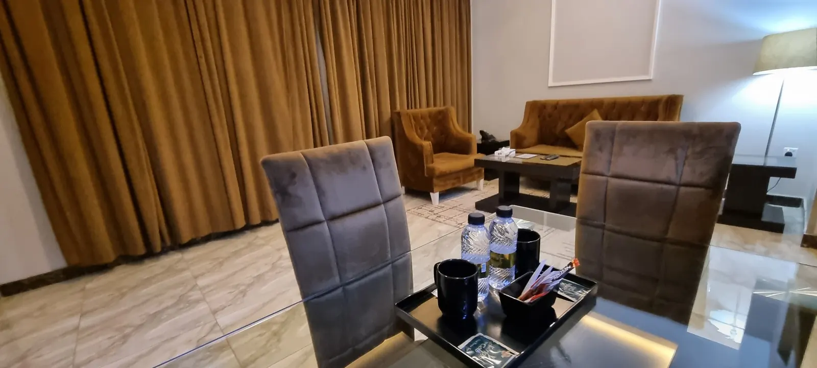 ركن طعام وجلسة داخل الشقق المخدومة بالرياض