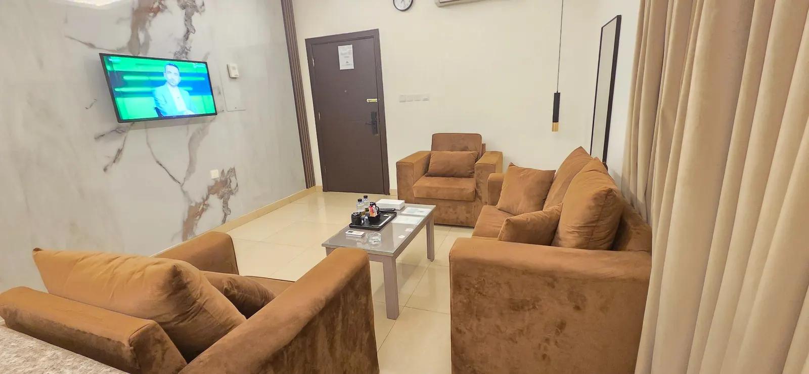 صالة مجهزة بأثاث عصري في الشقق المخدومة